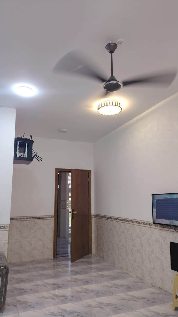 🏡 بيت للبيع – موقع مميز في زنكورة

📍 الموقع: الرمادي – زنكورة
📐 مساحة البيت: 500 م²
🌳 مساحة السياج الكلية: 1700 م²
🚗 شارعين:
• الشارع الأمامي 20 متر
• الشارع الجانبي 12 متر

🏠 تفاصيل البيت:

• 3 غرف نوم
• غرفتان بالطابق الأول: غرفة نوم + غرفة ضيوف
• غرفة نوم بالطابق الثاني
• صالتان: صالة ضيوف + صالة خارجية
• هول
• كندور
• استقبال
• مطبخ حار
• مطبخ بارد
• صالة بالطابق الثاني
• حمام بالطابق الثاني
• حمام داخلي + صحيات
• حمام خارجي + صحيات خارجية عدد 2

✨ مواصفات مميزة:
• البناء بالكامل من الحجر
• جميع المواد المستخدمة درجة أولى
• سنة البناء: 2025
• البيت كامل الخدمات
• موقع مميز وعلى شارعين

💰 السعر: 140 مليون دينار
🤝 السعر قابل للتفاوض

📞 للاستفسار والتواصل:
مكتب الورار للعقار
***********
