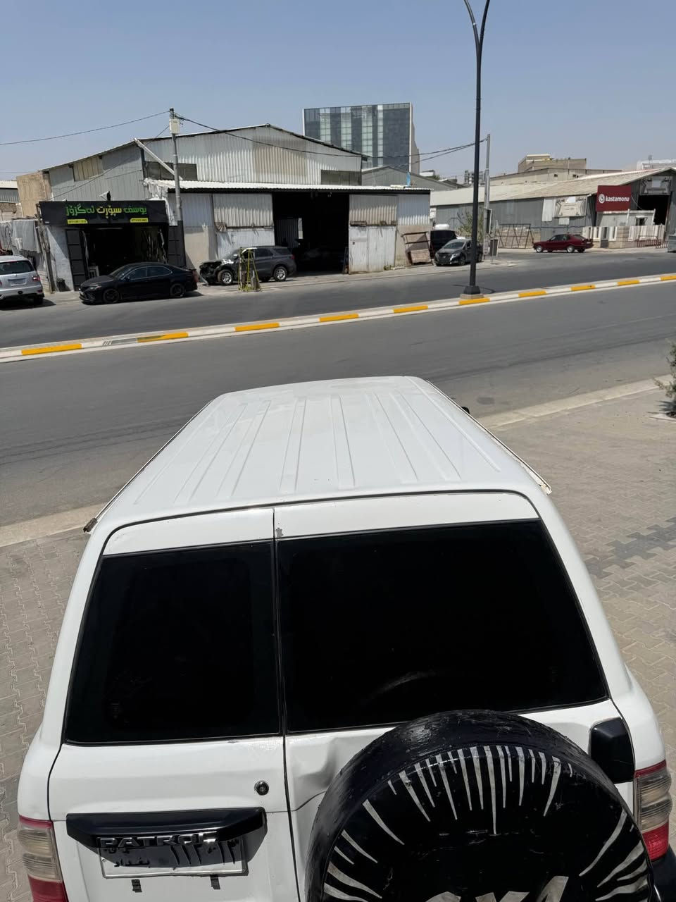نیسان پاترۆڵ ٢٠٠٢
موحەسەن 
ئاڕمی پلاستیکی سلێمانی 
گێڕو مەکینە بەشەرت 
دەبڵئەکسل مەزبوت بەشەرت
کارەبایات کامل مەزبووت 
٥ پارچەی بۆیاخە 
سەقفو شانی بۆیاخ نیە دەعمی قورسی نیە 
زۆر تنو تۆڵو بێکێشەیە 
نرخ ٥٧ گەڵاو معامەلەیەکی کەم 
***********
*********** السليمانية, العراق
