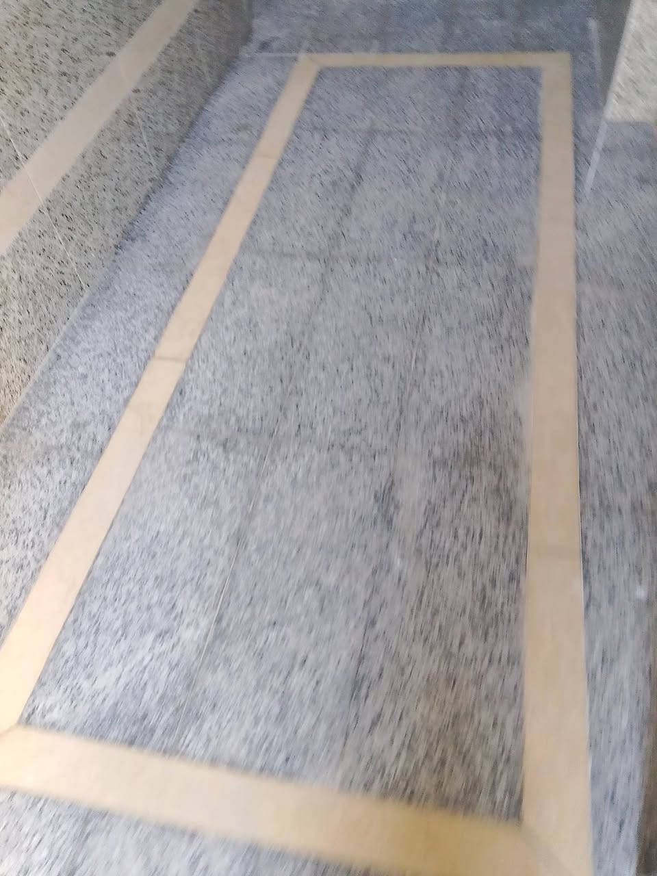 السلام عليكم ورحمه الله خلفه مرمر وكرانيت مصري وهذا بفضل الله شغلي ،،ابو علي

