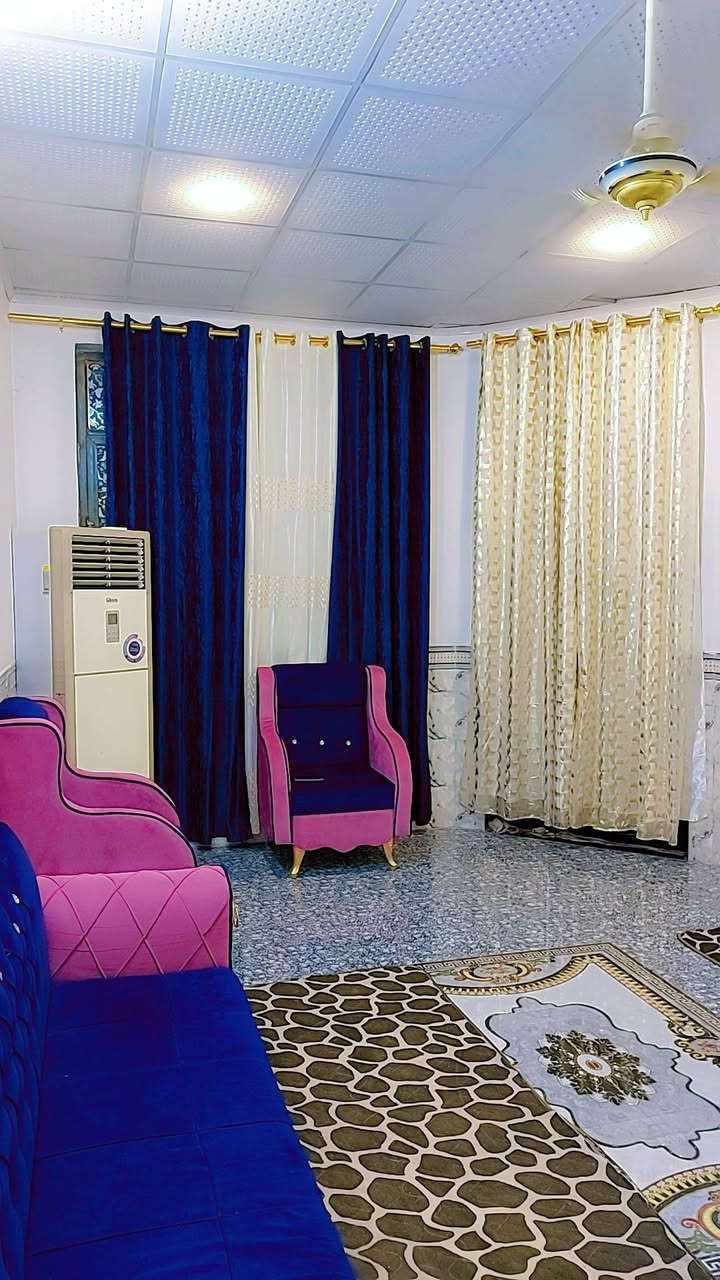 سلام عليكم..
🛑♦️ (بيع مستعجل)

دار للبيع في / حي الصدرين / خلف مخازن الكهرباء / قريب من السادة البو خطة / شارع مقابيل المولدة ..

المساحة الكلية/ 150 متر/ واقع حال 160 متر ..
الواجهة / 7,5 متر ..
النزال / 20 متر ..

الدار زراعي سند 25 /وفيه معاملة قرار تطويب ومشمول بمشروع التبليط والمجاري ..

يتكون من طابق واحد ..

طارمة+صحيات خارجية+مطبخ+استقبال+صالة+ 2 غرفة نوم+مجمع صحيات داخلية+منور ..

ملاحظة : بناء الدار طابوك .سقف كونكريت .والبيت كله سقف ثانوي كما موضح بالصور يعني جاهز مناقصه اي شي تجيب اثاثك وتجي تسكن ..تفضل شرفني وشوف بعينك بالحقيقة احلى وارتب من الصور ..

♦️♦️السعر :  ٧٠ وبي مجال 

للأستفسار 📲***********
