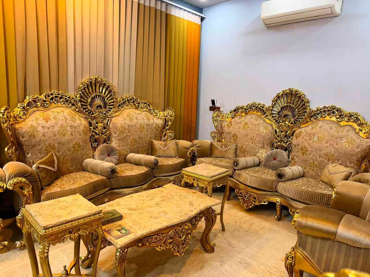 صالة ملكية فاخرة (درجة أولى) للبيع بداعي التغيير.
- تخم (زان مصري) ملكي : قنفتين كبار + 4 كراسي مفردة ملكية فوتيل مع كامل ملحقاته نظافة ‎%‎100.

- ميز طعام فاخر : يتسع لـ 8 أشخاص سطح زجاجي ثقيل يتكون من 3 طبقات ومزخرف ليزر مع الكراسي عدد 8 المحفورة الملكية الميز اصلي ونضيف جداً استخدامه قليل.

طقم طبلات مرمر درجةً أولى : طبّلة رئيسية كبيرة + طبلات جانبية ، أسطح مرمر طبيعي أصلي وقواعد خشب مذهب نضافتها 100‎%‎.

فاترينا (بوفيه عرض): عمودية زجاجية بتصميم ملكي متناسق مع الاثاث مصنوعة من الخشب الاصلي ( الصاج ) نضيفة 100‎%‎.

ملاحظة: كل الأثاث مكلف بالشراء الأصلي (فوق الـ 9800 دولار) وخامته أصلية مثل ما موضح بالصور.

السعر الكلي: ٣٧٥٠ ، ثلاث ملايين وسبعمئة وخمسون الف دينار عراقي (قابل للمساومة البسيطة للجادين فقط).

ملاحظة: التخم مال بيتي يعني مو بياع شراي، فـ لحد يكسر بالسعر.

بغداد/ الدورة رقمي للتواصل ( واتس اب *********** )
