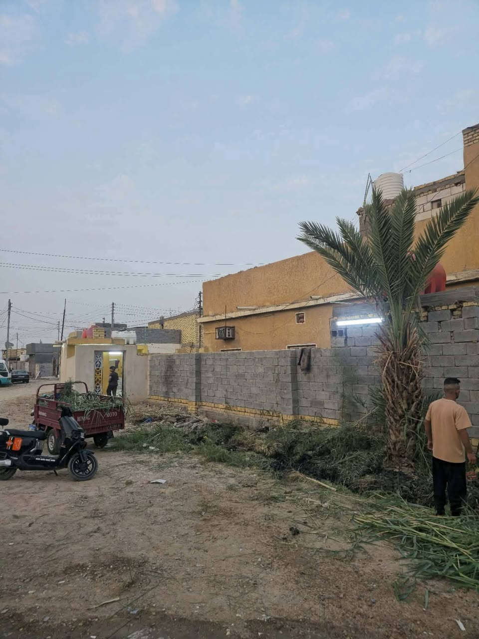 السلام وعليكم
بيت للبيع   مساحت البيت الكلي 1600+داخل 5 قطع البيت طابقين الطابق  ثاني كامل 

مشمول بل طابو عرض الشارع 19

ع طريق ابو لماش يم سايدين جدد يبعد عن سايدين 75م

الديوانيه         14

 الغرف الطابق لاول وثاني عد.5.         5/4

المطبخ.                 5/4

الحمامات داخلي وخارجي عدد9

الصاله       14/4

باقي.   ستفسار ع رقم الهاتف 

***********
