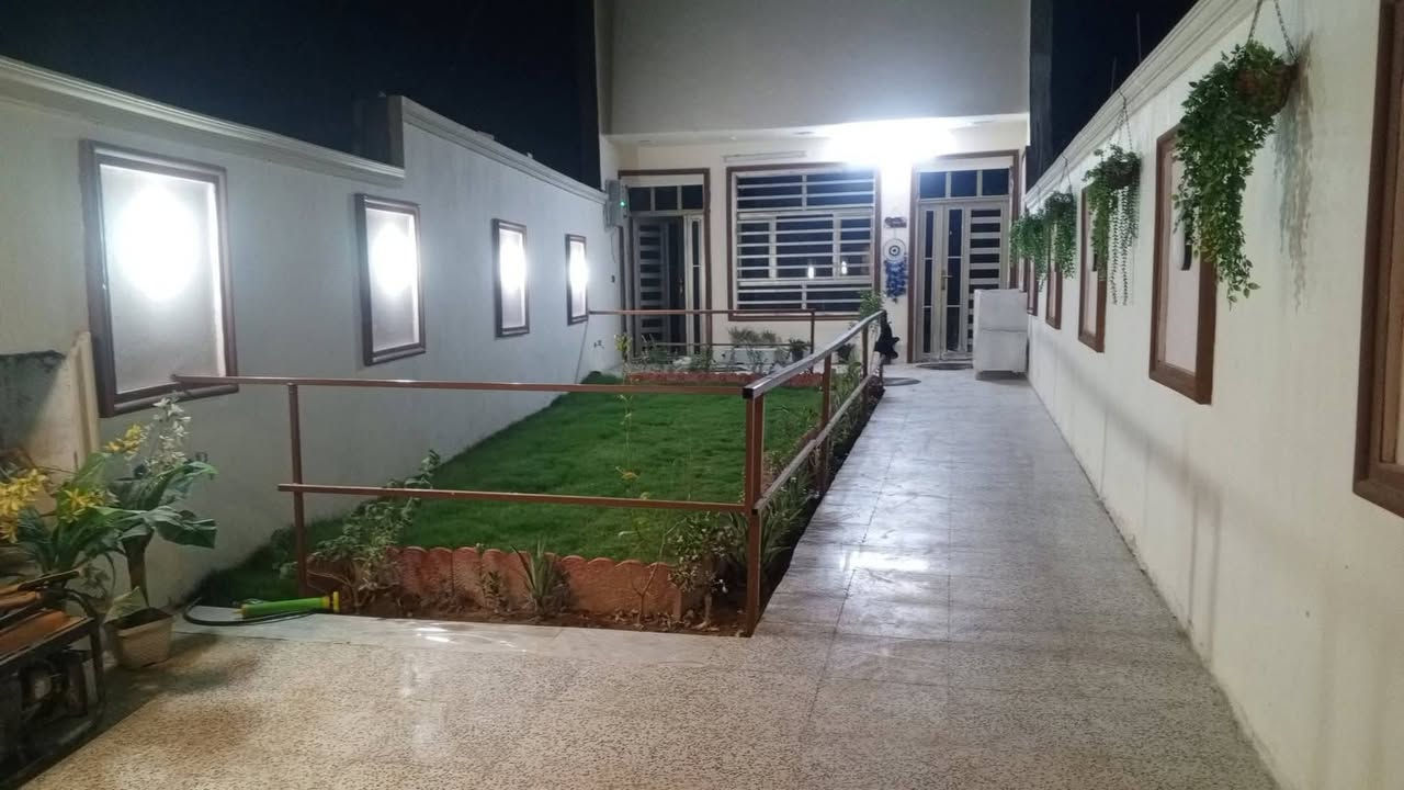 بيع مستعجل بسعر مناسب بيت للبيع طابق واحد 2غرف 2حمامات 2ترك 2مطبخ 2سطح بيتونه كبيره صب صاله كبيره استقبال كبيره حديقه من ضمن البيت 80متر بناء حديث مساحه 240 متر بناء طابوق البيت كامل من كل النواحي مع الأثاث والسبالت 
منطقه حي السلام نهاية شارع مستشفى الفضيليه زراعي مشمول بالطابو 35 
خدمات كاملة المنطقه كلها بناء حديث المدارس المستشفى السوق يبعدن دقيقتين عليك واي ضمانات اني حاضر 
للاستفسار *********** اتصال او واتساب مع صاحب الدار. سيد مهدي أبو امير
