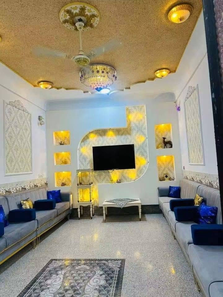 السلام عليكم
بيت للبيع مساحه 140م بيت طابقين الطابق الاول غرفه وصاله واستقبال ومطبخ وصحيات داخليه وخارجيه الطابق الثاني 3 غرف نوم وصاله ومجمع صحيات ومخزن العنوان  الجديده قرب ثانويه الزهراء ثاني بيت بالفرع للاستفسار ***********
