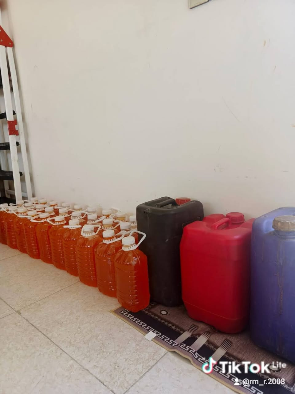 السلام عليكم يوجد زاهي عطر الطوري مركز وشرط التنظيف وعطر  درجه أولى. شرط الفحص اقبل استلام  جلكانات ودبات 
وعدي قاصر الدرجه الاولى ومزيل الدرجه الاولى وفلاش. الدرجة الأولى    الطلب اتصل على رقم *********** واتساب متواجد 
توصيل داخل الحسينيه فقط
