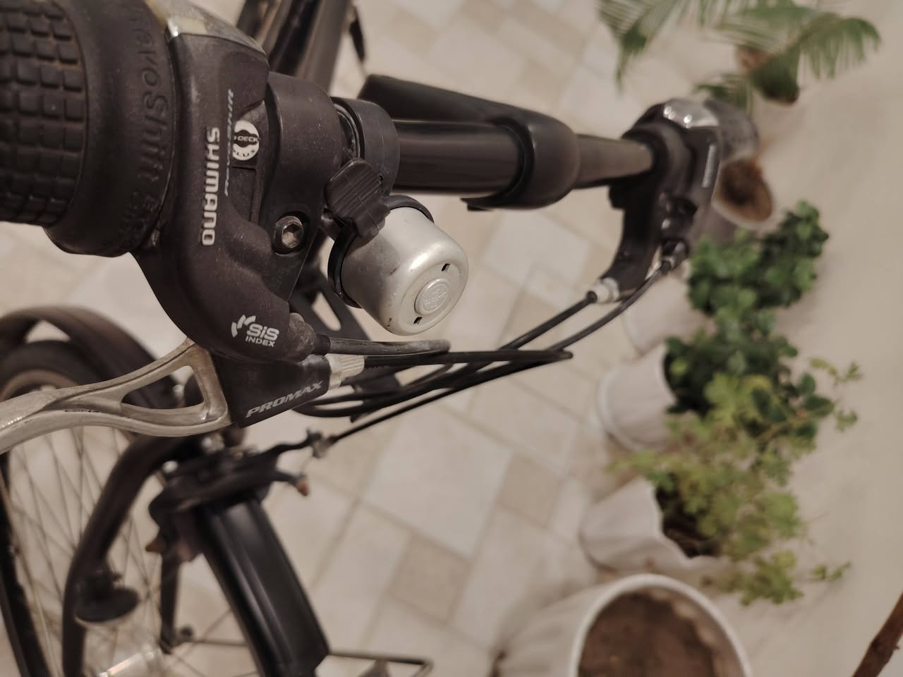 🚴‍♂️ بايسكل ياباني أصلي موديل (BIZ × NEO) – نظافة توب 🌟
للبيع دراجة هوائية يابانية أصلية بمواصفات عالية ونظافة ممتازة 
📌 المواصفات:
الهيكل (Frame): ألومنيوم/حديد خفيف متين جداً بلون رصاصي مميز (Gunmetal)، مريح جداً بالركوب وخالي من العيوب.
المنظومة والسرعات: كير Shimano Tourney أصلي 21 سرعة (3 قدامي \times 7 خلفي)، تحويل سريع وسلس مع مقبض Shimano RevoShift ونظام طقات SIS Index.
الإطارات : حجم 28 (700 \times 37C)، تاير محيطي هجين وسريع جداً للمدينة ينطي ثبات ممتاز وراحة بالطريق.
الإضاءة والكهرباء: هب أمامي ياباني أصلي Shimano Nexus (دينامو داخلي بالبوشة الأمامية) ينطي إضاءة للمصباح الأمامي بدون ما يثقل الحركة.
الملحقات الإضافية: غطاء سلسلة شفاف بلاد (Chain Guard)، جرس كلاسيكي ، مقابض فرامل PROMAX، ومقعد مرن ومريح.
الأصالة: يحتوي على ملصق الفحص والأصالة الياباني الرسمي (BBA/JISA).
دعاميات حماية : مزود بدعاميات طين ومي أمامية وخلفية لحماية الملابس أثناء الركوب.
🧼 حالة الدراجة:
الدراجة نظيفة وكاملة وما تحتاج تصرف عليها اي شي
السعر المطلوب: 190,000 دينار عراقي (بيها مجال بسيط للشراي)
المكان: [حي الحدباء]
للتواصل: [خاص او المراسلة على الرقم ***********]
