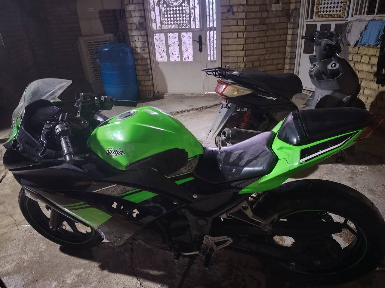 كاوسكي 2016 400cc
مكينه وكير كفاله اكزوز  CS  كفرات الوجه بي ضرر مثل ما واضح بل الصوره دراجه نضيفه ونصبتها حلوه شلعه ومعدل فول  السعر 2600 مليونين وستميه وبها مجال للشراي والطيبين
تواصل ***********
