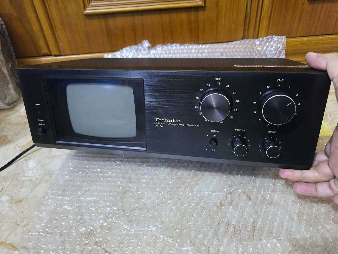 📺 للبيع: تلفزيون وستيريو كلاسيكي (Vintage Technics SV-50) 📺
​للراغبين باقتناء القطع النادرة والأنتيكات والمقتنيات الكلاسيكية المميزة!
​🔹 الماركة: تاكنيكس (Technics) – ياباني أصل.
🔹 الموديل: SV-50 (UHF/VHF Component Television).
🔹 الوصف: جهاز تلفزيون ومستقبل إشارة مكونات كلاسيكي نادرة بتصميم أنيق ومميز جداً ولون أسود فاخر، يحتوي على شاشة صغيرة مدمجة ومفاتيح تحكم كلاسيكية بالصورة والإشارة (UHF / VHF / Bright / Contrast).
🔹 الحالة: نظيف جداً بحالة ممتازة مظهرياً كما موضح بالصور.
🔹 الكهرباء: AC 100V (14W) – صناعة يابانية.
​✨ قطعة أنيقة جداً للمجمعين، أو للعرض والديكور في المنازل، المكاتب، أو الكافيهات الكلاسيكية.مكاني. سماوه اول قطع اليابان اخواني ***********
