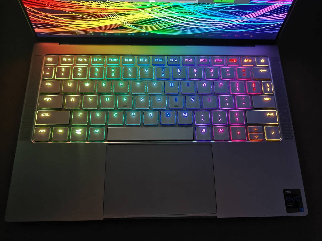 🔥 Razer Book 13 – فخامة الأداء، الأناقة، وسلاسة اللمس المطلقة! 🔥

​💻 المواصفات التقنية:
​🧠 المعالج (CPU): Intel® Core™ i7-1165G7 (منصة Intel® Evo™، أداء ذكي وسريع ومستقر للاستخدام اليومي والأعمال)

​🎮 كرت الشاشة (GPU): Intel® Iris® Xe Graphics (يصل إلى 8GB، أداء ممتاز للمهام الاحترافية وتشغيل البرامج بسلاسة)

​⚡ الرام (RAM): 16GB DDR4 (سرعة فائقة جداً لتعدد المهام بسلاسة تامة)

​💾 التخزين (Storage): 128GB NVMe PCIe SSD (سرعة فائقة في الإقلاع ونقل الملفات)

​🖥️ الشاشة (Display): 13.4 بوصة بحجم مثالي، متوفرة بخيارين للشاشة حسب رغبتك:

​الخيار الأول: شاشة 4K Touch Screen (دقة خيالية وتفاصيل فائقة الوضوح)

​الخيار الثاني: شاشة FHD Touch Screen (سلاسة ممتازة ومناسبة للأعمال والاستخدام اليومي)

​⌨️ الكيبورد: إضاءة خلفية أنيقة ومريحة للكتابة في الإضاءة الخافتة

​🛠️ تصميم الهيكل: هيكل معدني أنيق، خفيف الوزن ومتين للغاية يناسب التنقل والسفر

​✨ حالة الجهاز: جهاز بحالة الزيروو نظيف جداً وبحالة ممتازة (بەکارهاتووی خاوێن و بێ کێشە) مناسب للأعمال، الدراسة، والتصميم الخفيف.

​📞 للتواصل (واتساب أو اتصال): ***********

​📍 العنوان: كركوك – بنجا علي (کەرکوک – پەنجا عەلی)

🚚 تتوفر خدمة التوصيل لجميع المحافظات.

​🏢 شركة خوبيب للابتوبات (Laptop Khubaib)

