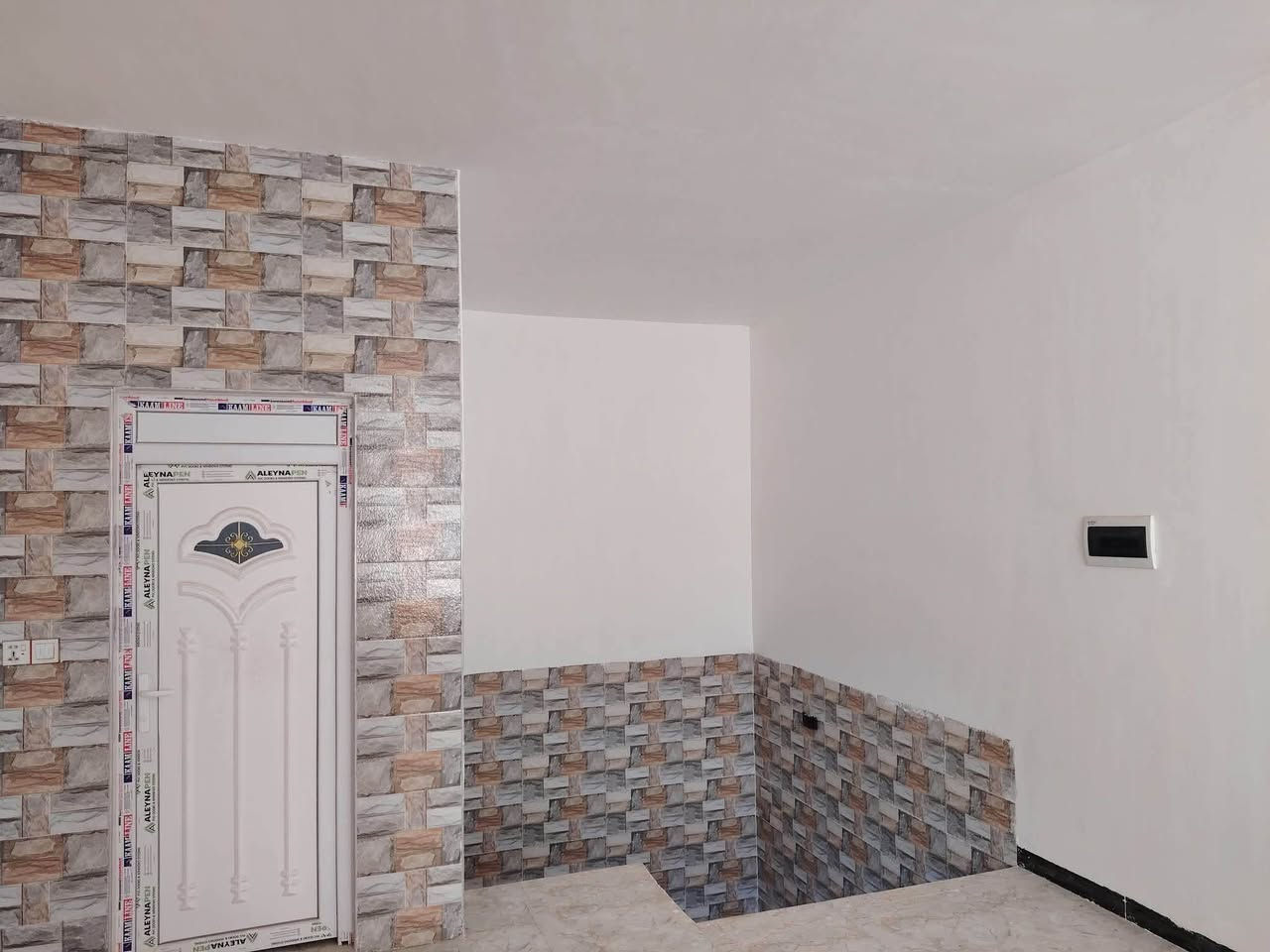 🏠دار  للبيـــــــع //طابـــــــو زراعي سند ٢٥ _🏠

🏗️📍المــــــــوقع//حي الرحمن  - مقابل الدواجن قرب شارع كربلاء

🔴 يقع على شارع تبليط مباشر 

🔴 دار خالي حاليا و يسلم مباشر  وبسعر مناسب 

🔨👷بناء ٢٠٢٣ عالي عن الشارع 

✏️المســـــاحة// ٢٠٠ متر _واجه١٠✖️نزال 20م 

🔴يتكون من ٢ طابق يحتوي على 

٤ غرف نوم ➕٢ كلدور ➕استقبال ➕مطبخ ➕مجمعات صحيه ➕كراج 

 🏫📚نستقبل جميع عروض البيع و ترويجها بإعلانات ممولة 
      للمزيد من التفاصيل الاتصال او المراسلة خاص 

حسن السعيدي ***********          

علي السعيدي ***********_ ***********

حسين السعيدي ***********

 📍موقع المكتب  📌 الحله - حي الامام علي(ع)  _مقابل مجمع الوافي
