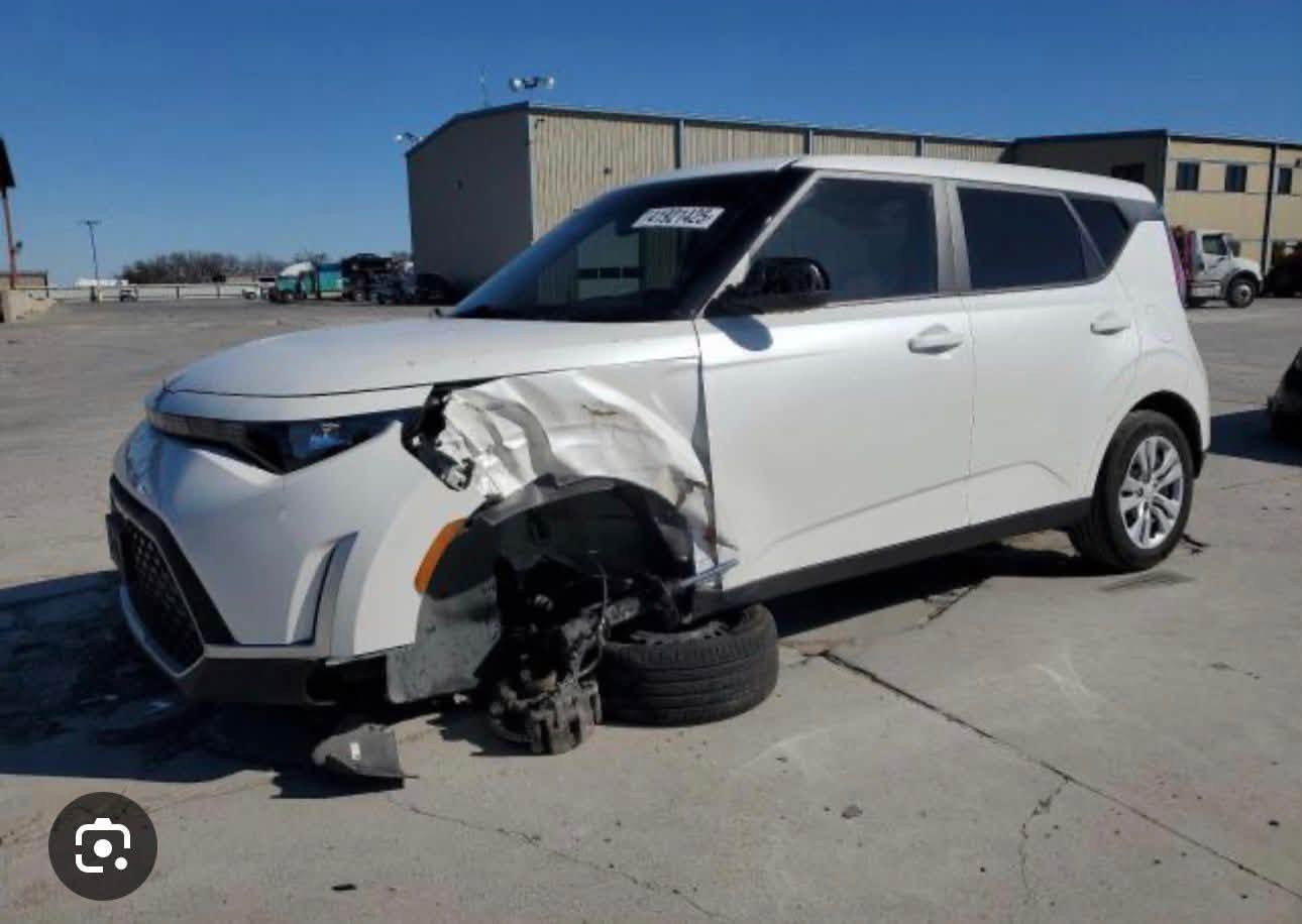كيا صول 2023 (Kia Soul LX) - للبيع
المواصفات والتفاصيل:
 الموديل: 2023
 الفئة: LX
 المحرك والجير: محرك 2.0L اقتصادي وقوي، جير أوتوماتيك (سلس جداً بالمشي)
 الموقع: بابل - الحلة
تجهيزات السيارة:
 شاشة لمس أصلية تدعم Apple CarPlay و Android Auto
 كاميرا خلفية مع خطوط توجيهية
 أنظمة أمان وتثبيت سرعة (Cruise Control)
 نظام تحديد المسار والحفاظ على المسار (Lane Keep Assist)
 تبريد ثلج ما شاء الله
 داخلية نظيفة جداً بحالة الشركة
حالة السيارة:
 جاهزة من كلشي، ما تحتاج ولا فلس مصاريف استهلاكية.
 مجددة أوراقها ومكفولة ميكانيك وكهربائيات.
(حادثها حافه الجاملغ فقط ).
السعر: [١٥١] $ (وقابل للتفاوض البسيط للجادين)
للتواصل والاستفسار:
رقم الهاتف / واتساب: [ *********** ]
