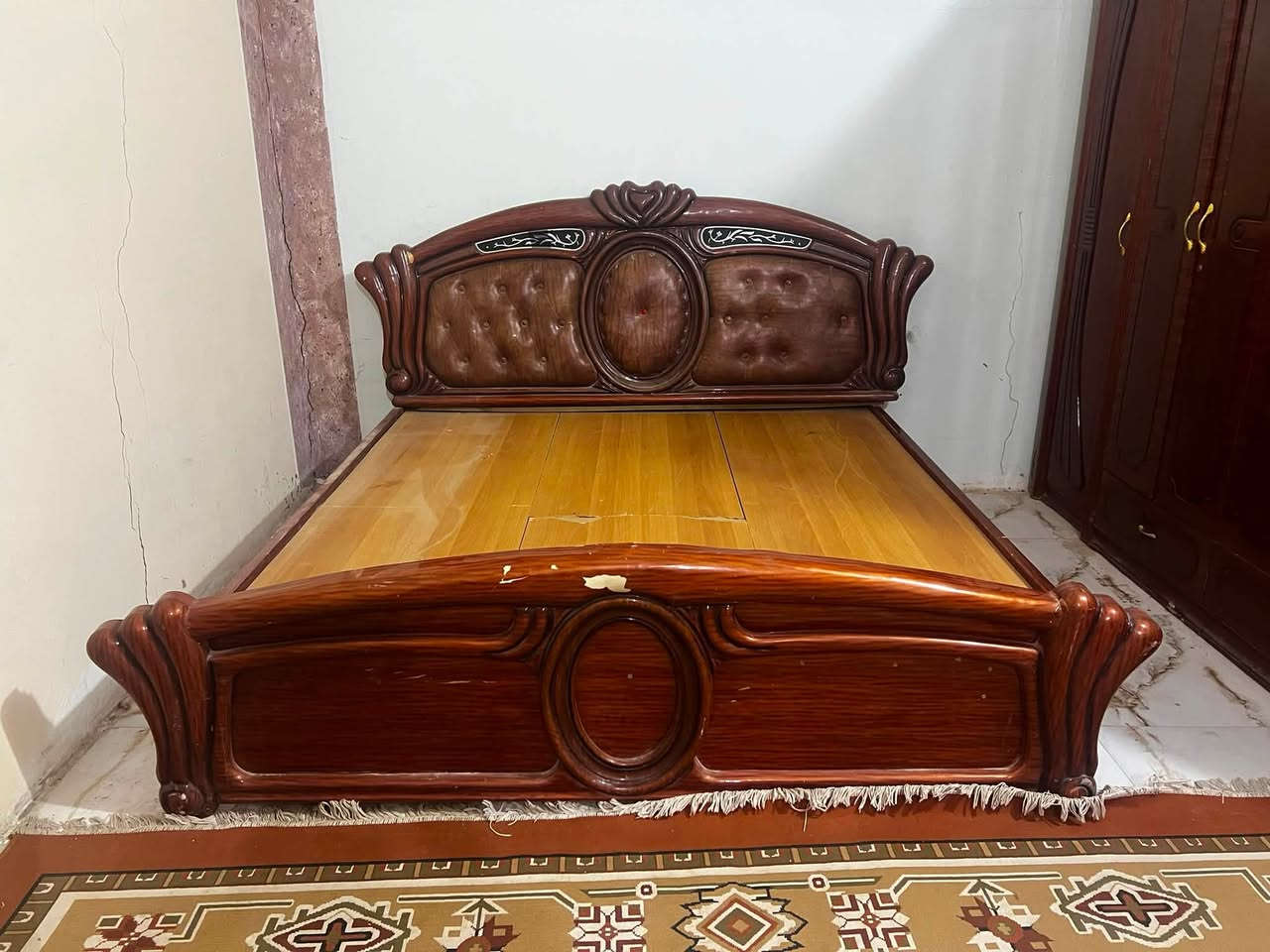 سلام عليكم غرفه خشاب كامله او جاهزة اللبيع غرفه نضيفه السعر 200 اوبيه مجال رقم ***********
