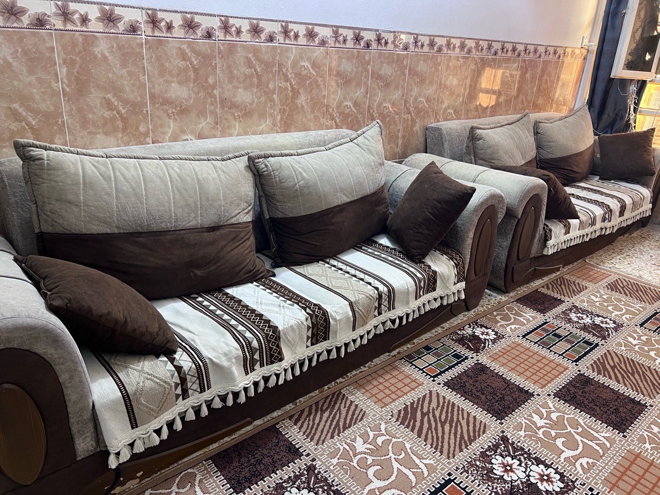 تخم ١٠ مقاعد شغل عراقي سعر الشراء٩١٠٠٠٠ ومدة الاستخدام سنتين سعر البيع ٦٠٠٠٠٠ وبيه مجال