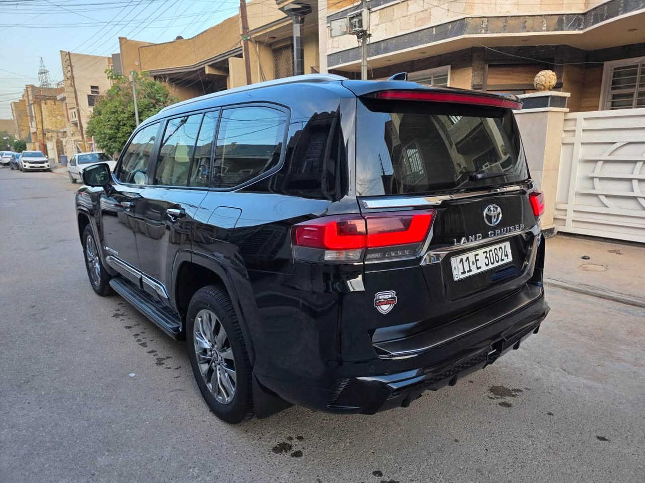 سلام عليكم لاندكروز 2025 بريميه اصل GXR رقم بغداد باسمي ماشيه 13 الف مغلفه ppf مكفوله كفاله عامه من كلشي مواصفات الGXR معروفه رادار شاشه الجبيره كشنات كهرباء سعره 73 الف دولار سبع شدات وثلاثين ورقه مكانه بالكوت للاستفسار *********** ***********
