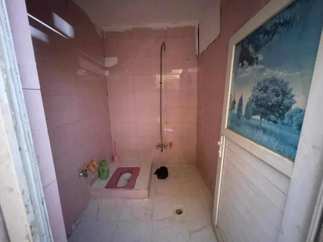 بيت للبيع خلف ملعب القديم طابو زراعي سند 25 مساحته 100مربع غرفتين وصاله وبراني ومطبخ وصحيات 
 السعر 40مع مجال  

تفاصيل اكثر إتصال ع رقم او خاص ***********
