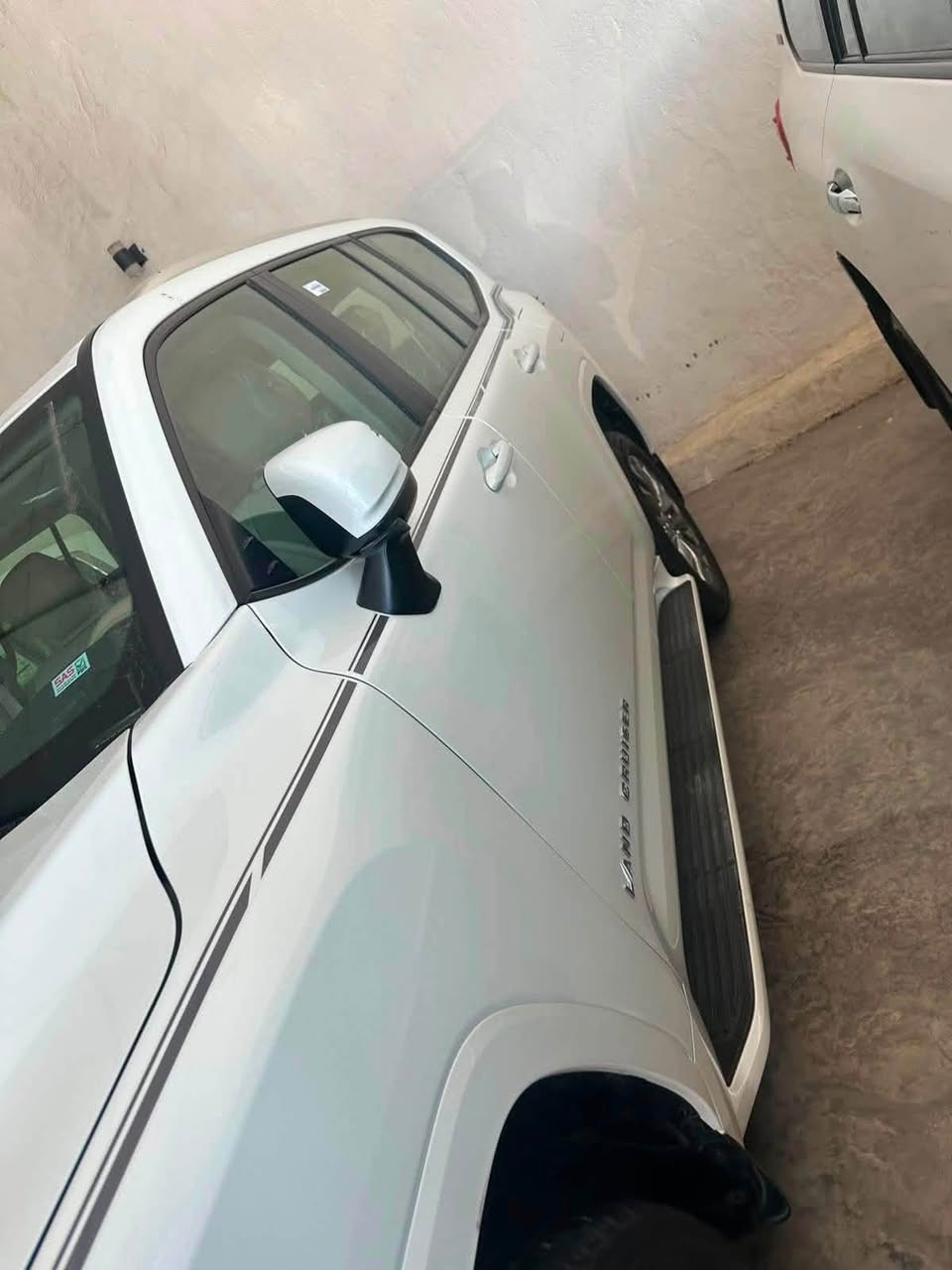 السلام عليكم
لاندكروزر 2025 GX.R  SAS 
سعة المحرك 4000c V6
السياره في حالة الشركه زيرو 
الممشى 7000 KM
بعدها داخل ضمان الشركه 
المواصفات
تدفئه و تبريد في المقاعد 
فتحة سقف
تشغيل عن بعد 
كروس سرعه 

7 مقاعد جلد  

3 شاشه داخل السياره 

ثلاجه

تبريد 3 قطع 

مكان السيارة بغداد  بأسمي تحويل مباشر 

للاستفسار 
***********
