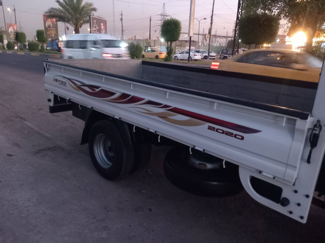 السلام عليكم سيارة كية فحل الرقم بغداد مكفولة كفالة عامة لا ضربة ولا صبغ محرك 4000 موديل2020  سيارة جديدة ماشي 94 تاير الخلفي 14 محرك جديد  مكان بغداد رقم تلفون ***********
