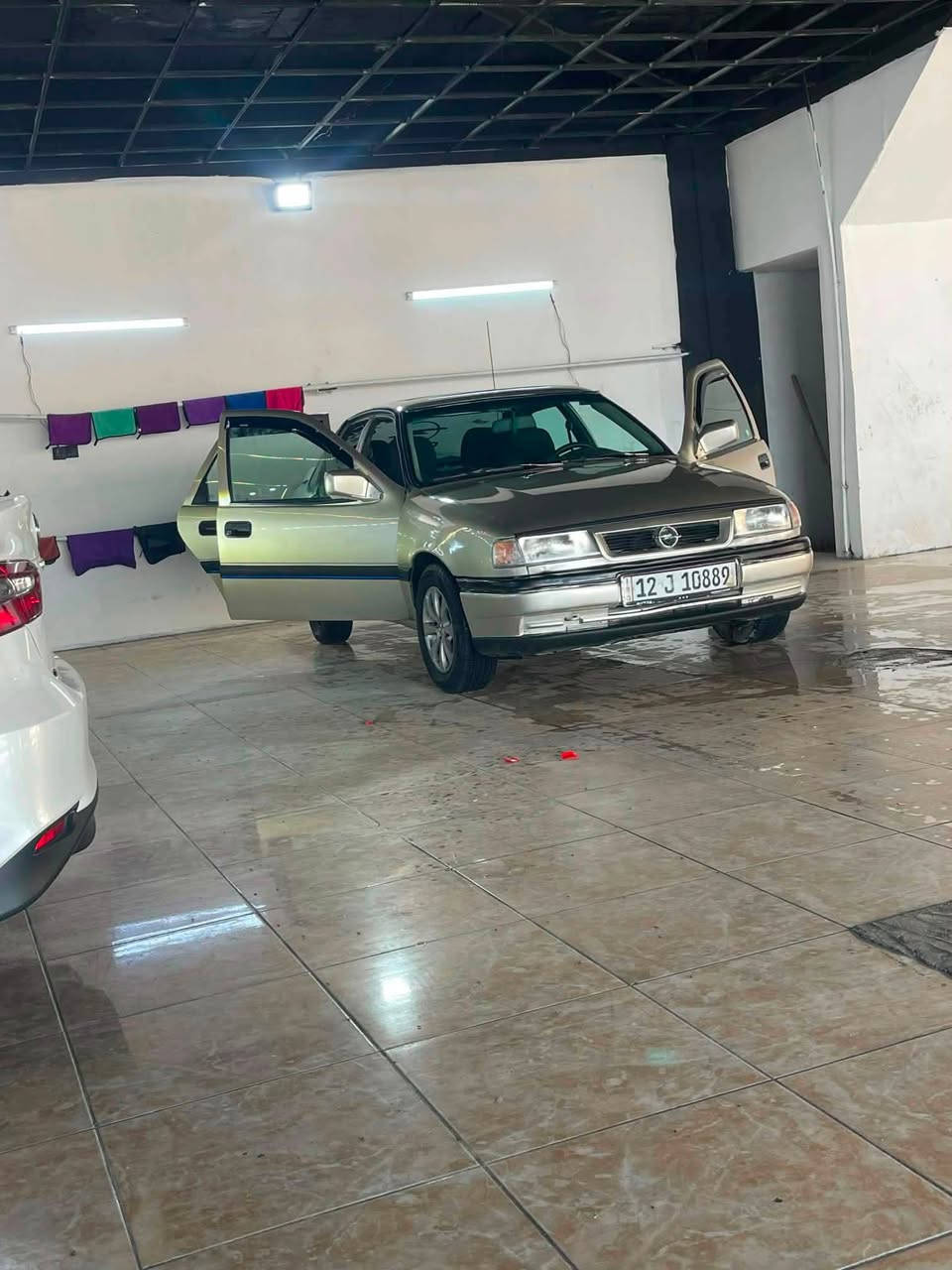 فكترا صندوك للبيع
موديل 93
رقم نينوى 
باسمي 
رقم جديد
سنويه جديده الى 31
لون ذهبي 
صبغ عام جماليه 
فتحت سقف 
كير عادي 
جامات كهرب 
مكينه جديده كصه 
مكان السياره شيخان 
السعر 40 
***********
***********
