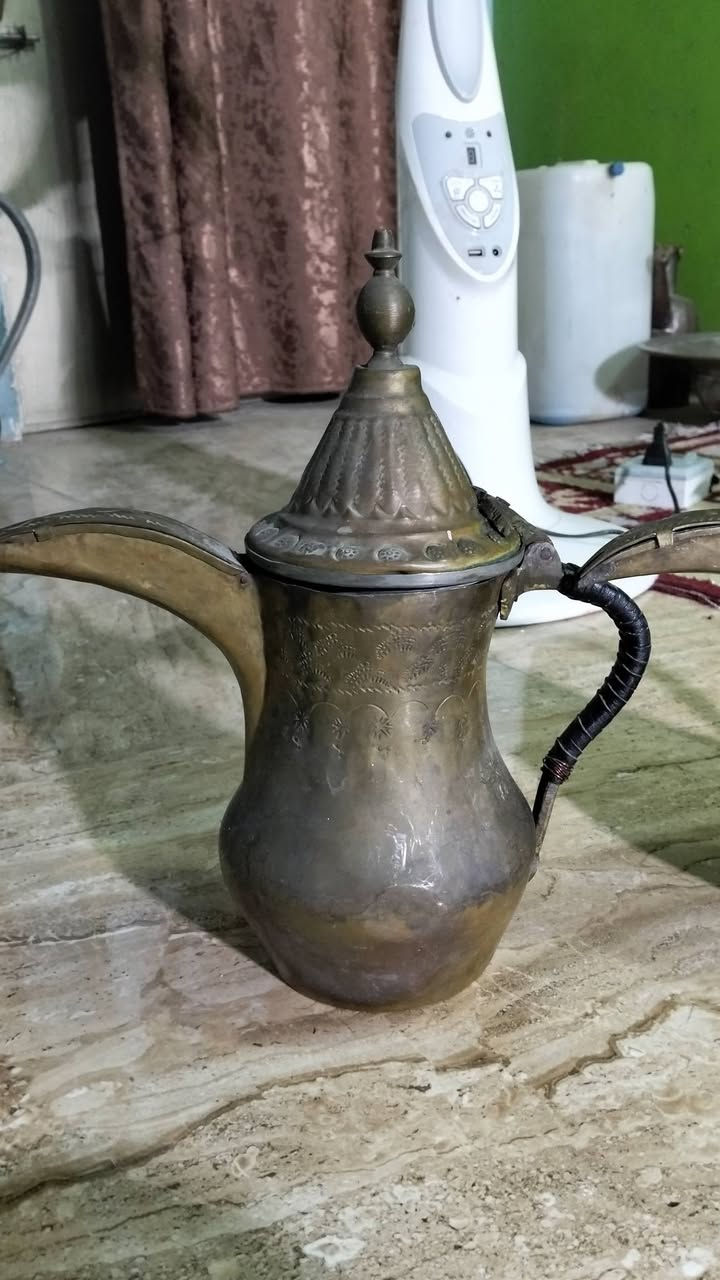 السلام عليكم دلال 2 قديمة حمصيات سعر 160 الف توصيل موجود عنوان بغداد مدينة الصدر ***********
