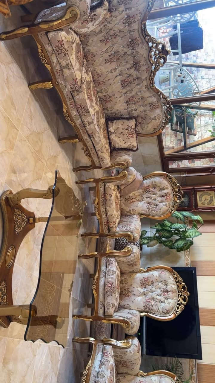 تاقم قةنةفةى مةلةكى لؤك و تازة و جوان 
١٦ وةرةقةى پئ دراوة 
نرخي ٥٠٠ دؤلار 
سليمانى 
***********
