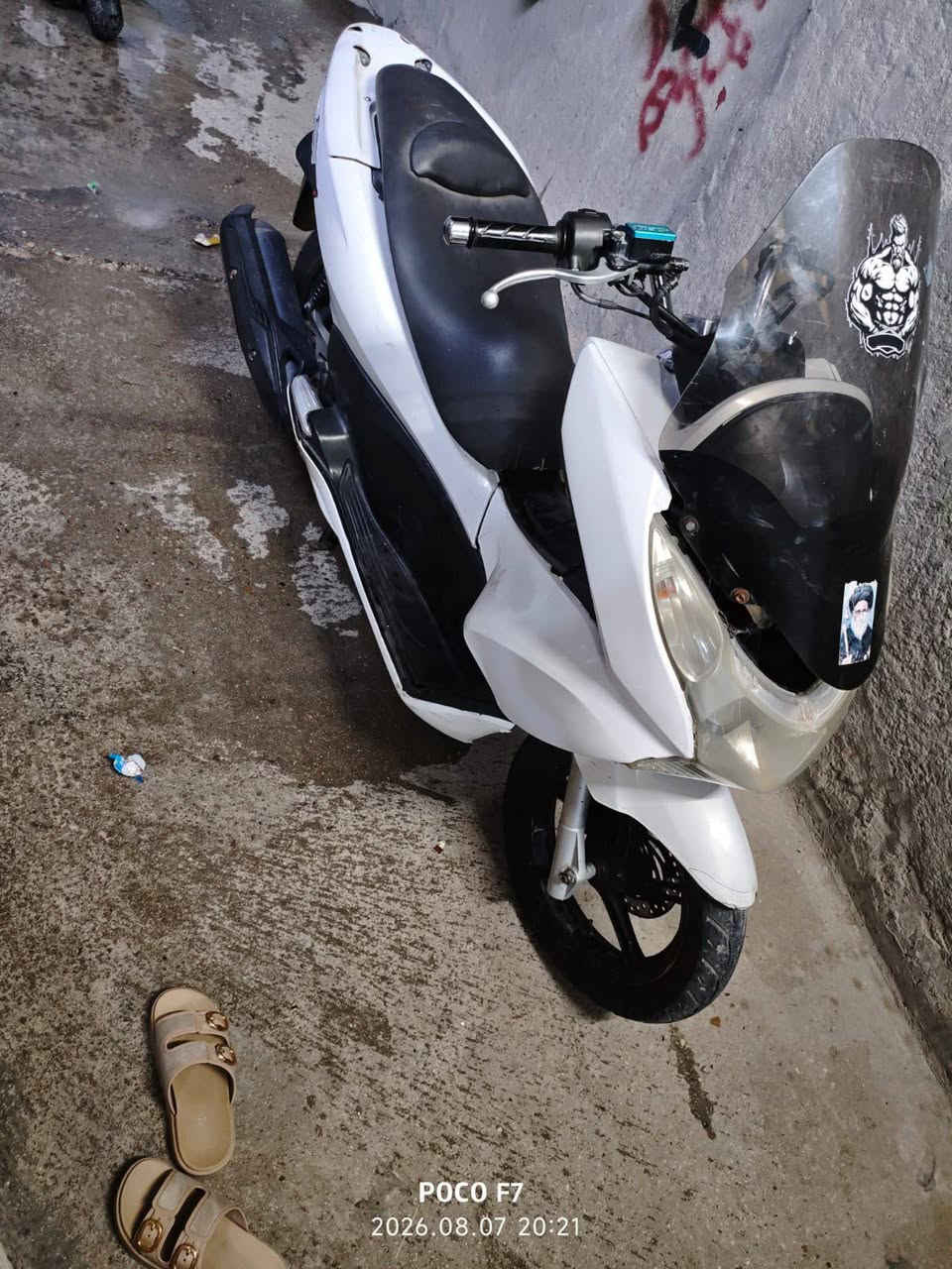 Pcx جيل اول ياباني للبيع
مكينة 150 مكفولة 
كفرات بلادية 
كهربائيات كلها شغالة 
ماشية 57الف 
السعر 850 وبيها مجال 
بغداد مدينة الصدر 
للإستفسار: ***********
