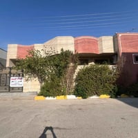 دار للبيع مساحته ٢٢٠ في منطقه طالب العلي يحتوي الدار على غرفتين نوم وص...