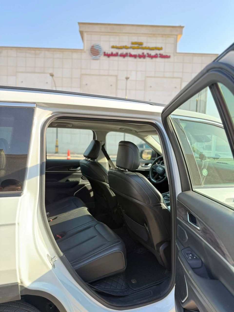 السلام عليكم 
jeep موديل 2023 هايبرد 
سيارة جديدة ماشية 41 الف مايل
حادثها هوسه بس ماكو دواخل او شواصي 
فقط جاملغات وبنيد اي قطعة متضررة تم تبديلها بقطعة تفصيخ اصلي مشتغلها شغل شركة وكالة 
سيارة سوبر ودهن امزويل مهتم بيها 
سيارة رقم بغداد تحويل ثاني يوم 
مابيها اي نقوصات كاملة سيارة 
مكاني بغداد
‭
***********‬
سعر سيارة 280 ورقة قابل للتفاوض
