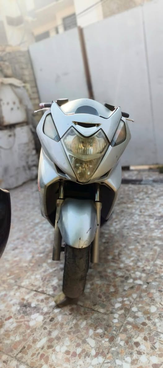 سلام عليكم سلفر ونج مكينه400 دراجه مكينه خرسه لا تبخير ولا صوت نعومه فول  كهربيات دبلات خير من الله ادمه عليه دراجه مال جناي شغل وطلع وين ما يعجبك حماوه انسه حبيتين مي اخضر شلعه معدل فول  نقص بوربرن امامي فقط مراوس شعندك نزل او اذه سكنس جبلي فول تزويد عادي بغداد الشعب1200 ***********
