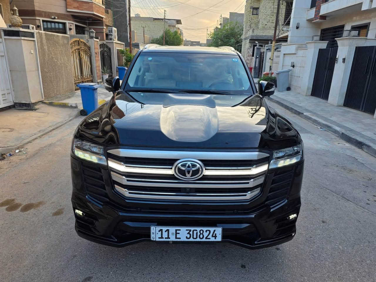 سلام عليكم لاندكروز 2025 بريميه اصل GXR رقم بغداد باسمي ماشيه 13 الف مغلفه ppf مكفوله كفاله عامه من كلشي مواصفات الGXR معروفه رادار شاشه الجبيره كشنات كهرباء سعره 73 الف دولار سبع شدات وثلاثين ورقه مكانه بالكوت للاستفسار *********** ***********
