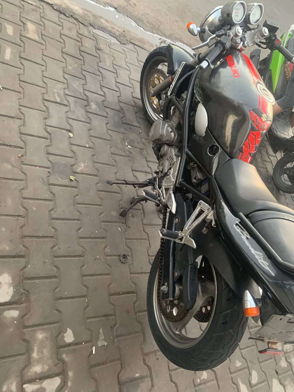 السلام عليكم دراجه بطح بانده ربع للبيع او امراوس الدراجه جديده مكينه برغي ما مفتوح بيه جيب الف فيتر وياك مكان الدراجه بغداد اليوسفيه  ول مو شراي لا يتعبني ***********🤝❤️
