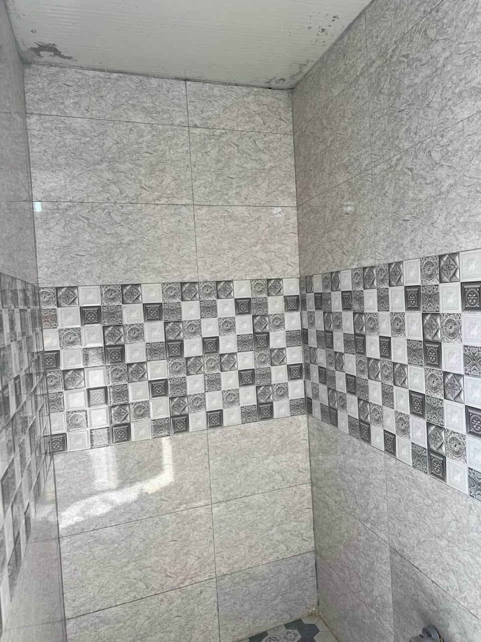 :
📣 عرض جديد ومميز من مكتب عقارات الأمير في بابل 📣

🏠 دار للبيع جاهز للسكن - مساحة 100 متر!

📍 الموقع: بابل - الوردية (سيف سعد) / شارع الغسل - الشارع المجاور لشارع المشجر.

📐 المواصفات والتفاصيل:
 المساحة: 100 متر مربع.
 الواجهة: 5 متر.
 طبيعة البناء: طابق واحد (بناء طابوق).
 الملكية: طابو زراعي.
🛋️ التصميم والتقسيم الداخلي:
 غرفة نوم
مطبخ 
مجموعة داخلية
مناور عدد /2
 هول
 صالة استقبال
 مجموعة صحيات خارجية

💰 السعر المطلوب: 37 مليون دينار (قابل للتفاوض)

📞 للتواصل والاستفسار (يتوفر واتساب على الرقمين):
نستقبل كافة استفساراتكم وعروضكم السكنية والتجارية عبر الأرقام التالية:

 📲 زين / أثير: ***********7 (يتوفر واتساب)
 📲 آسياسيل: *********** (يتوفر واتساب)

🏢 مكتب عقارات الأمير في بابل
(خدمتكم غايتنا.. ونستقبل جميع عروضكم للبيع، الشراء، والإيجار)
