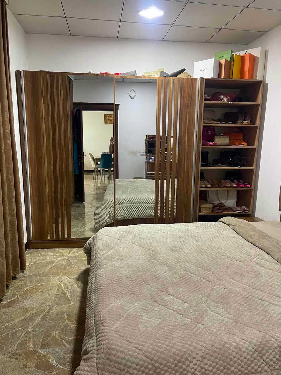 ژوريكى نوستن به كاملى ٦ پارچه بى عه يب تازه و جوان
ره فيكى له گه لايه خوم بوم كردوه
تاقميكى نان خواردن شه ش نه فه رى تازه و جوان
شوين پيلاويك
دوو په رده 
هه موى به ٥٠٠ هه زار زور تازه ن
ره سمى هه مويم داناوه
*********** السليمانية, العراق
