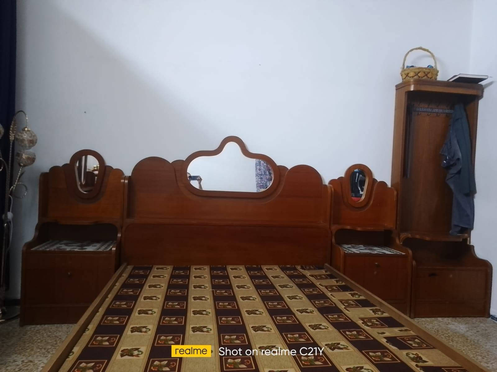 غرفه للبيع خمس أبواب داخل خارج صاج السعر 300 وبيها مجال استفسار ***********

نص مكتوب في الصور:
- realme Shot on realme C21Y
