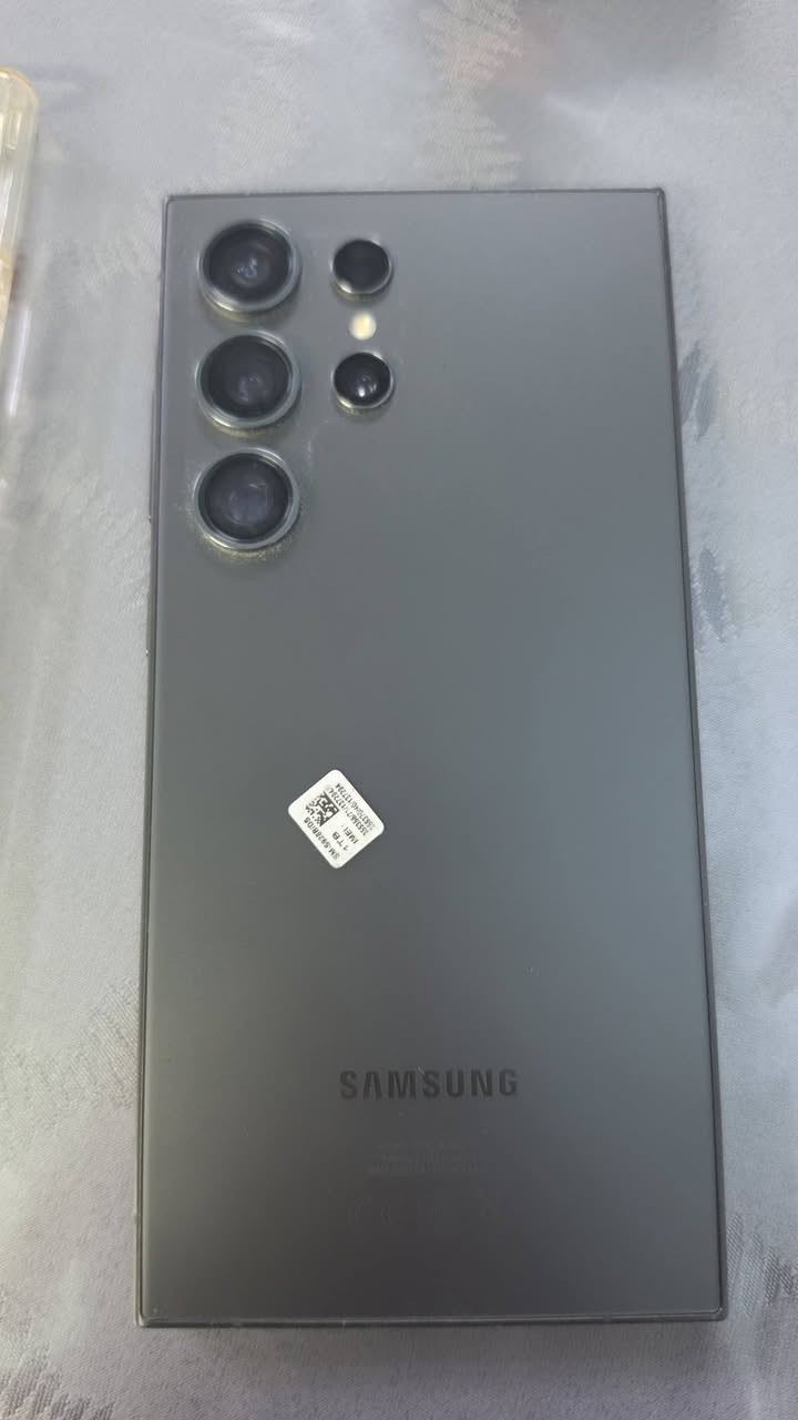 عندي جهاز Samsung Galaxy S24 Ultra للبيع، الجهاز القمة والغني عن التعريف، وبأعلى مساحة ممكنة!
• ​المساحة: 1 تيرا بايت (1TB) – انسى شيء اسمه "الذاكرة ممتلئة"!
• ​اللون: أسود ملكي فخم جداً 🖤
• ​النظافة: الجهاز أخت الجديد ونظيف حيل من يوم الي اشتريته لزكه شاشه وكفر وياه, طيارة بالألعاب والتصوير، والكاميرا مالته ما يحتاج نسولف عليها! 
​📌 ملاحظة: الجهاز للمشتري المباشر والجاد بالشرة، والشراي ما نختلف وياه بالمعقول.
• السعر مليون وخمسين وبي مجال بسيط
• ​📞 للتواصل والاستفسار
• *********** 
مكاني بغداد حي الاعلام

