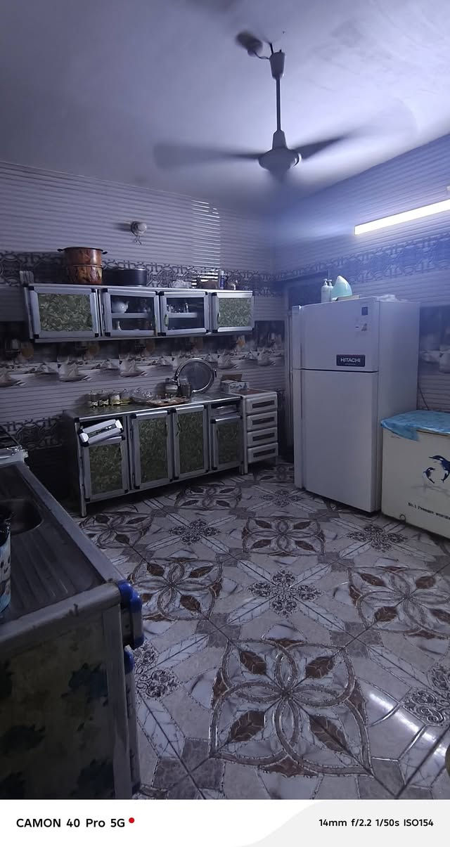 السلام عليكم 
دار للبيع طابو زراعي سند 25 تحويل مباشر باسم المشتري مساحة الدار 200 طابق واحد يحتوي على غرفتين نوم مطبخ كيلدور واستقبال وصحيات خارجيه وداخليه البيت مابي نقص ابد وبي كم شغله هديه وياهن ابو البيت يعوفهن البيت كولش مرتب ومكانه حلو  سطحة مطبك فرشي يعني كل قطرة رطوبة ماكو إطلاقاً البيت بلواقع احلى من الصور مكانه حله حي الصدرين سعره مناسب جداً للاستفسار خاص او زيارة مكتب عباس الشمري و سامر العميدي حله طريق حله نجف نزلة الامام بكر عليه السلام ***********
