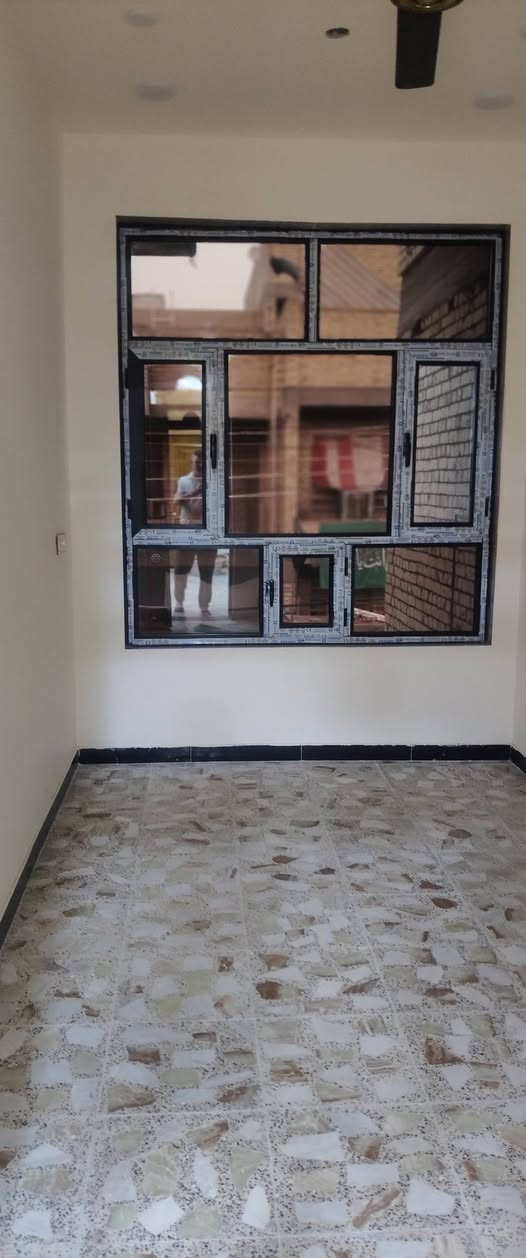 السلام عليكم اخوان.
بيت للبيع في منطقة الرئاسه بلطابو مربع مقابيل صيدلية ابن البيطار المساحه 125م بناء درجه اولى يحتوي على 4غرف نوم و4حمامات واستقبال ومطبخ وصاله مدخلين الشبابيك والمحجر المتيوم تركي درجه اولى للابواب الداخلية صاج تزكام درجه اولى الأرضية الطابق الأول مرمر والطابق الثاني كاشي.. الجدران لوح سعودي درجه اولى للاستفسار مراسله الصفحه او الاتصال على المكتب الفرقان ***********
