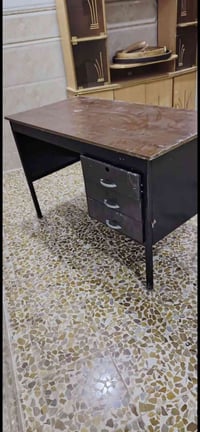 ميز دراسة • نظيف • للبيع