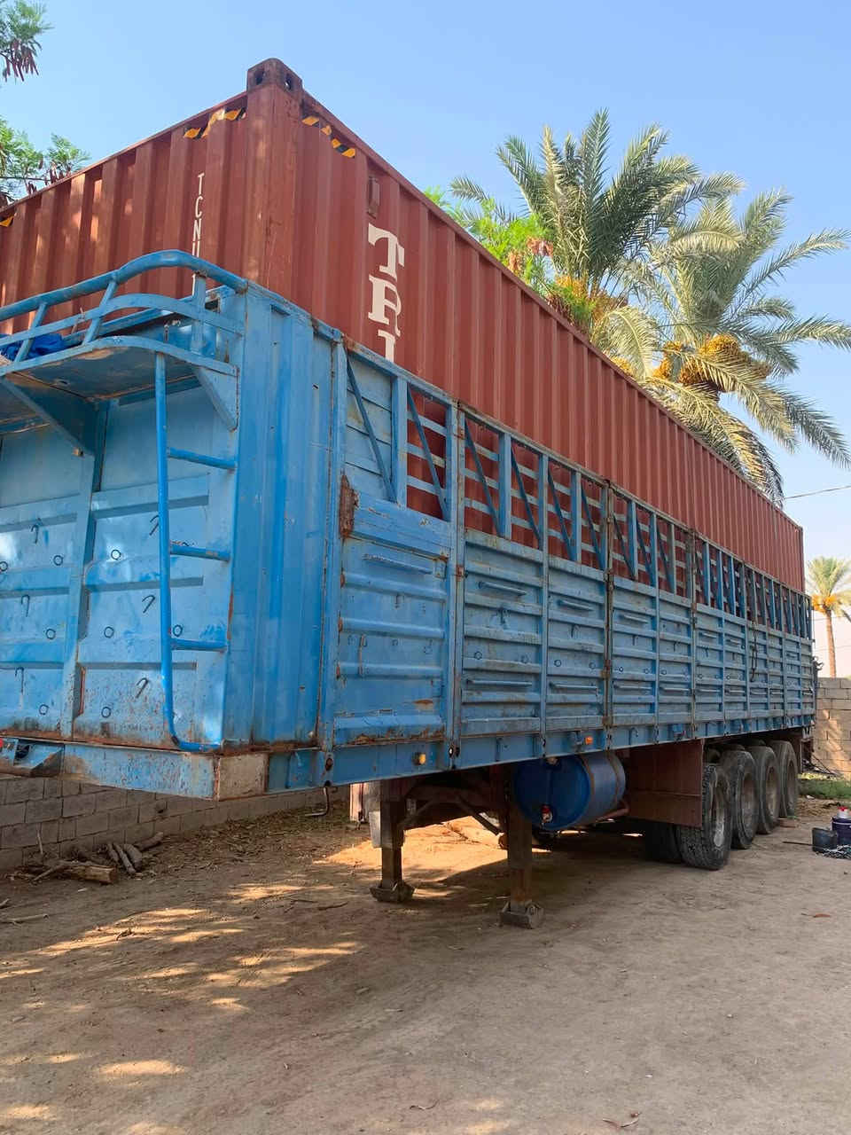 سلام عليك عربانه اوربيه للبيع طول 12 ونص اربع محاور دناكير الماني ابو الفراشه تخم جوبلس تايرات نص عمر مطبغ ثلاجه كله جديد السعر 75 وبيه مجال ***********
