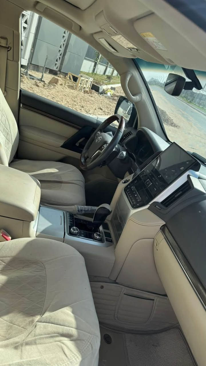 سلام عليكم لاندكروزر لبيع مديل 2019 فول موصفات السيارة ساز مكفوله كفاله عامه ما عده بارد بل صندوك الخلفي 4 أصابع ماشيه 115الف مغلفه PPF نانو السعر 475 مكان البصرة  الرقم الهاتف ***********
