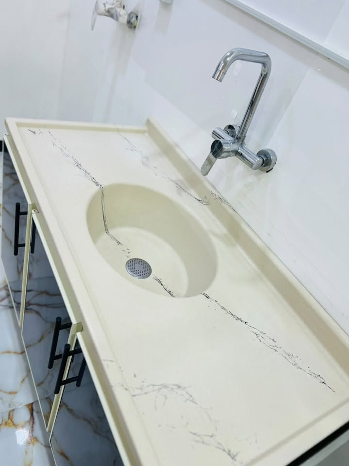 السلام عليكم
كاونتر للبيع نضيف اخو الجديد ٣ قطع والسنك مرمر 
للاستفسار على الرقم او واتساب ***********
