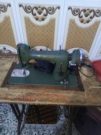 للبيع مكينة خياطة Husqvarna أصلية، صناعة سويدية، مع ميزها الأصلي. ✅ شغ...