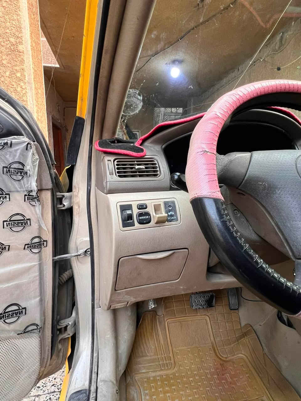 السلام عليكم،
كورلا 2007 صفره فول مواصفات
سكيورتي تحكم مرأه ايمن وايسر 
"سياره حادثها بسيط" من الامام الجهة اليمنى اربع اصابع وتبديل ثلاث قطع مؤسسه وكاله بدون ليبل،
محرك 1800،
لاتبخير ولاتنقيص 
تخم تاير جديد 
دواخل صحراوي
السياره بأسمي  
رقم بغداد انكليزي 
مكان السياره بغداد
السعر 78 وبيهة مجال حك الجيه تعال كلب وتدلل 
 "فقط يده الباب مكسوره بس موجوده" 
للاستفسار على الخاص او على الرقمً
***********
