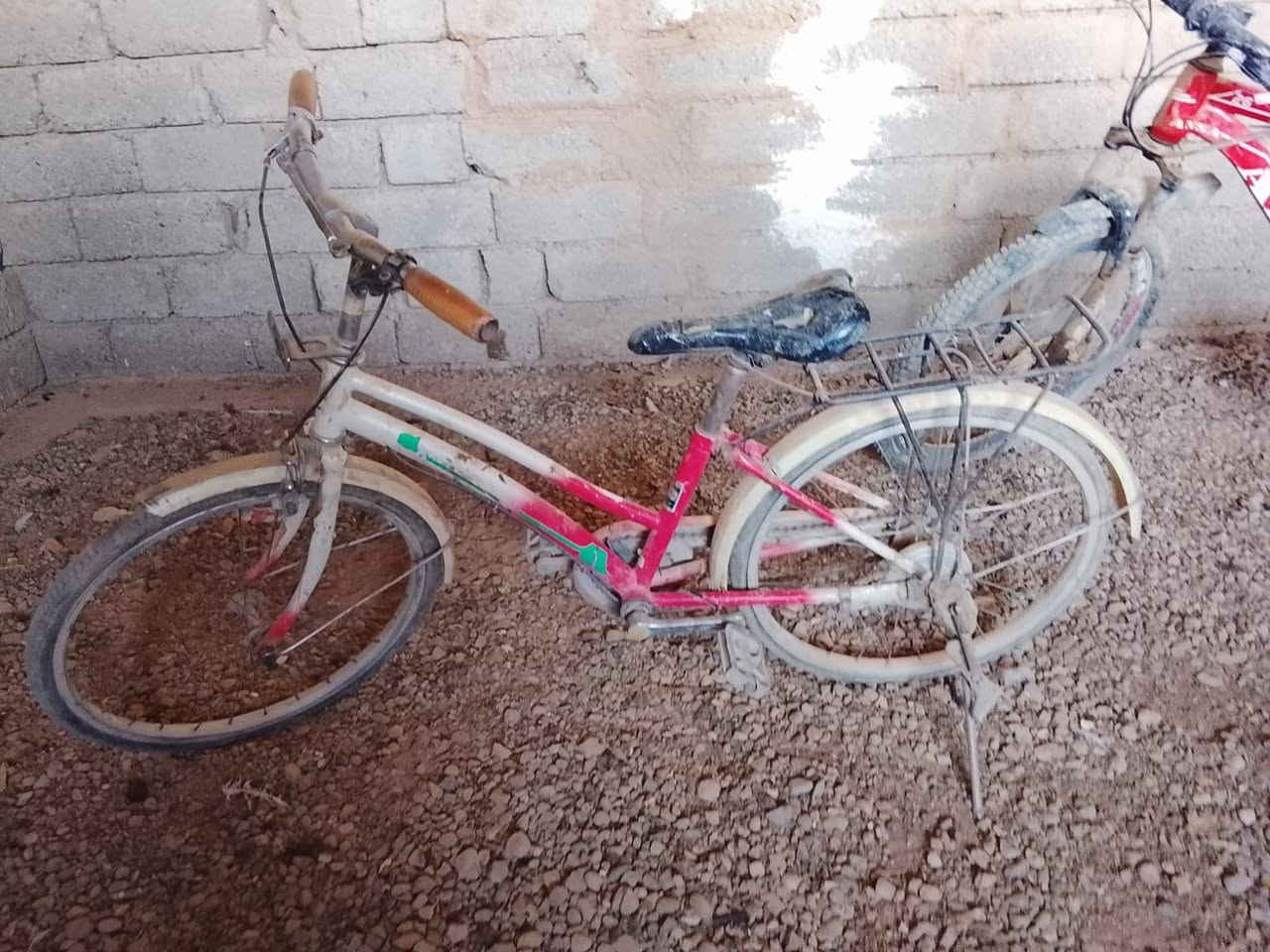 السلام عليكم موجود باسكلات للبيع ثنين ب 75قفل ول اصغر هديه ويه هذني ال ثنين ال شراي اتصل عل رقم ***********
