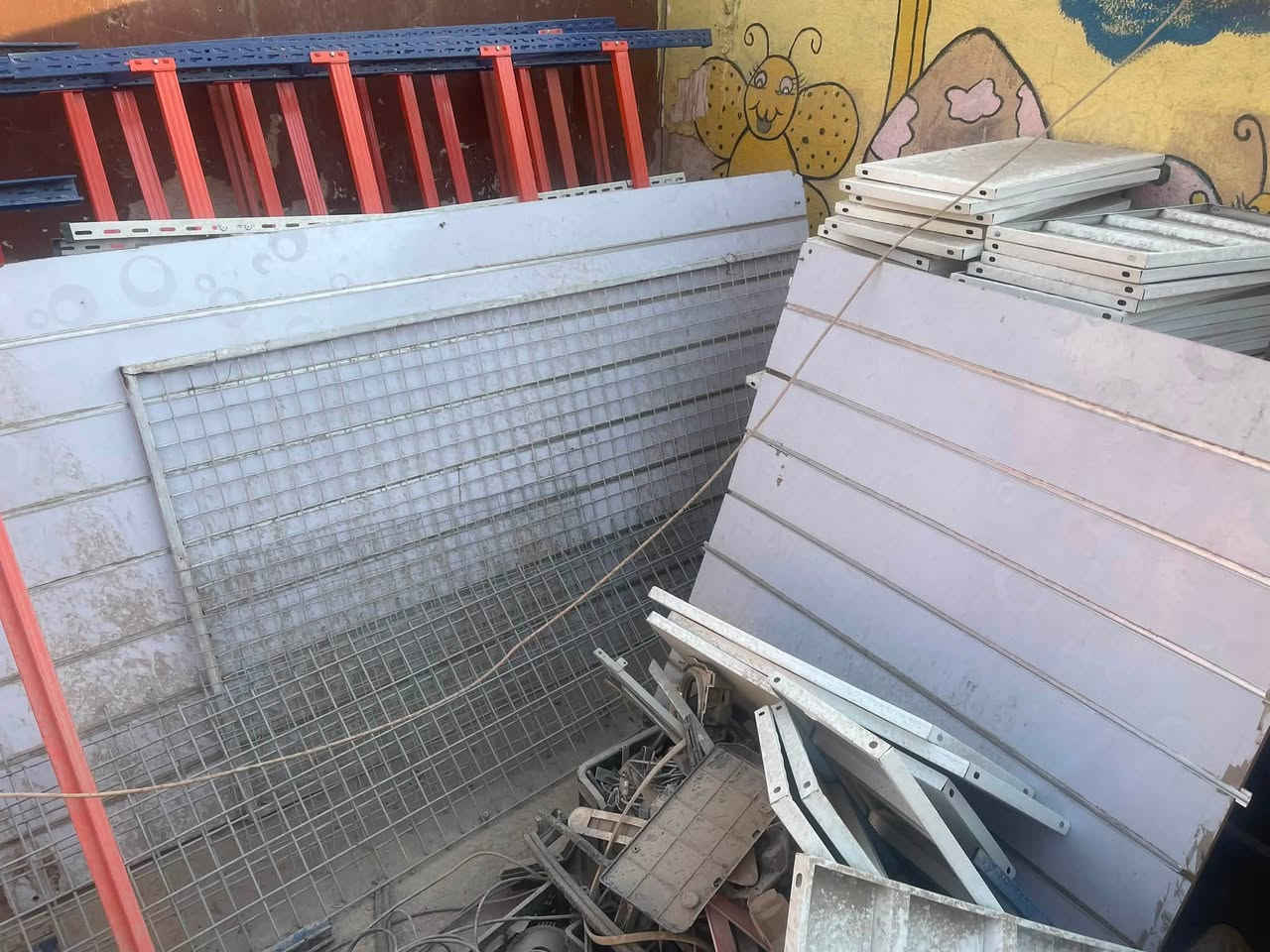 حام خانات + رفوف محل كامل للبيع الاتصال***********
