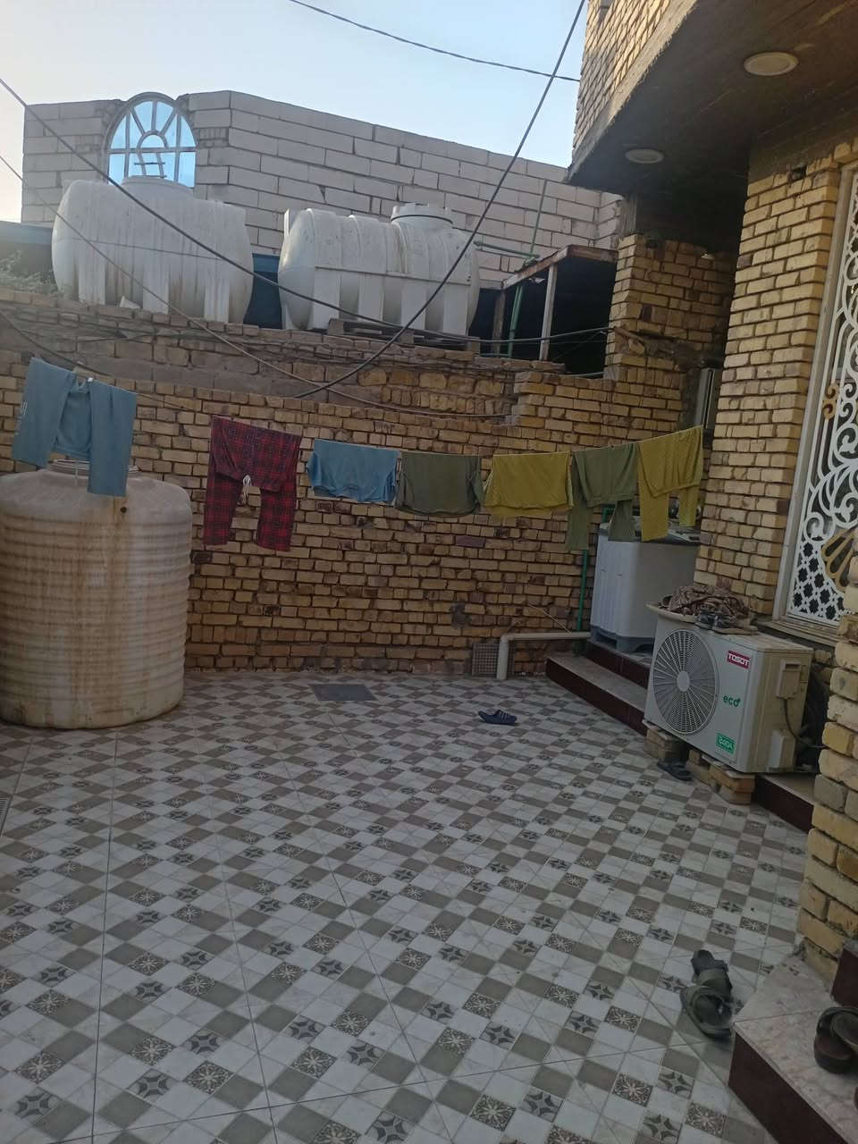 بيت امامي ١٠٠ متر ناصرية حي الشهداء شارع ابو قيصر يحتوي استقبال ٩ متر يصير تستقطع منها لعمل غرفة ومطبخ وصالة ٦ في ٤ وصحيات خارجية وطارمة كبيرة بناء جديد وكونكريت حسب الصور أدناه السعر ١٤٠ وبيه مجال بسيط
