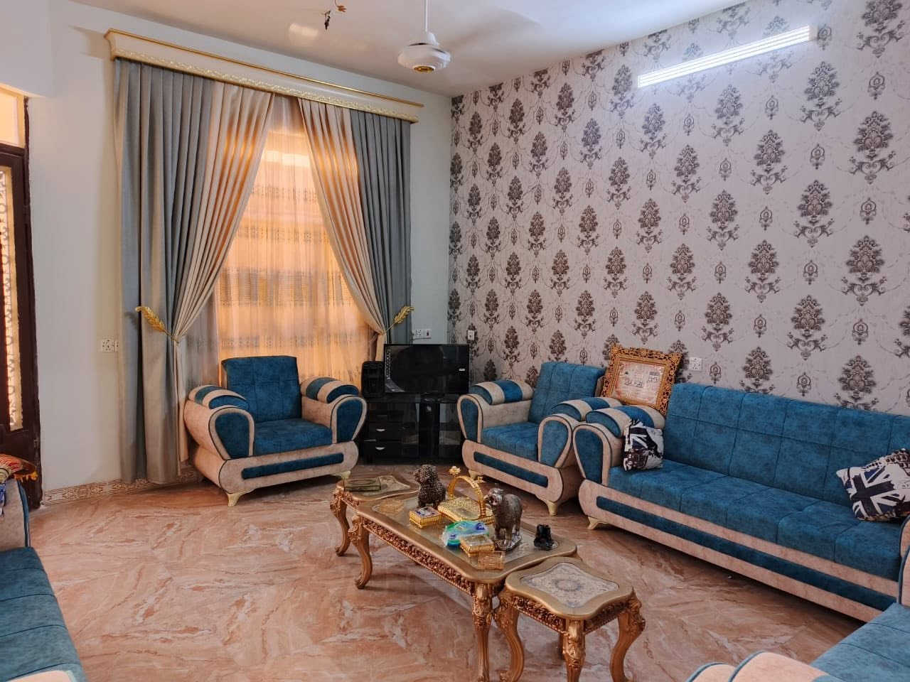 🏡 دار للبيع الديوم المربع الذهبي وبناء حديث!

• 📍المربع الذهبي (شارع 15 متر)
• المساحة: 200 متر مربع
• الأبعاد: واجهة 10 متر × نزال 20 متر
• سنة البناء: 2024 (بناء حديث – شغل درجه اولى)
• طابق واحد
🏠 تفاصيل الدار
• غرفتين نوم واسعتين
• استقبال: 
• الصالة: 
• المطبخ:
• صحيات متكاملة
• كراج سيارة واسع
📞 للاستفسار والتواصل:***********
