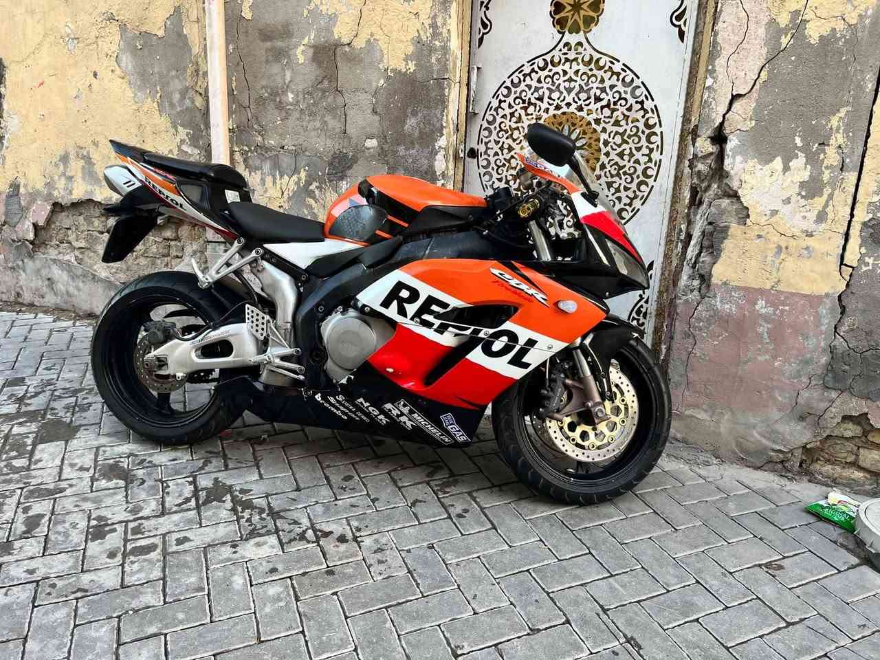 السلام عليكم بطح RR 1000
مكينه وضفيرة مكفولة دراجه ماماشية هواي نضيفه 

سعرها ٢٥ وبيهه مجال مامرقم بغداد مدينه الصدر 

*********** / اتصال 
*********** / واتساب
