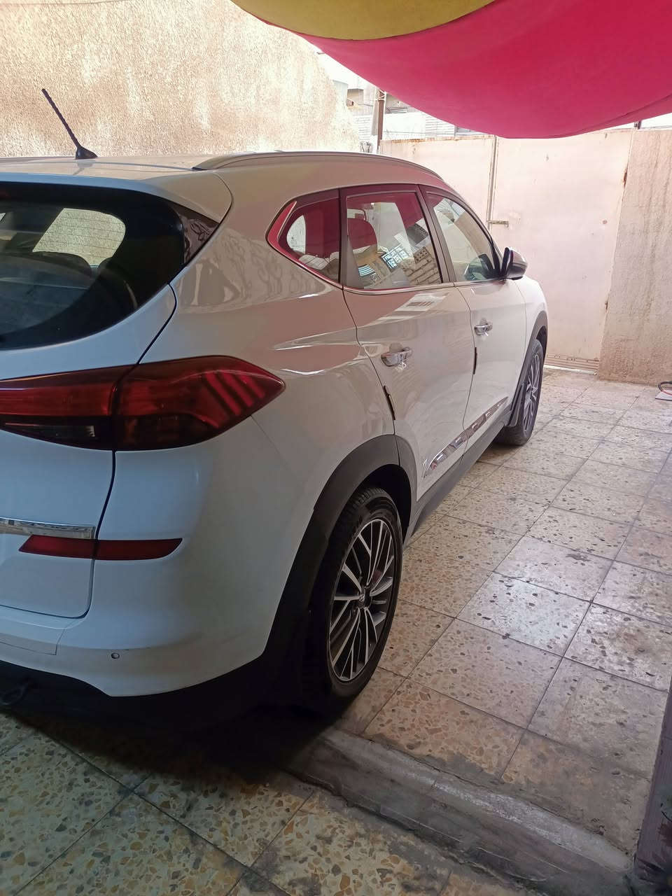 توسان موديل 2019
فول مواصفات بصمه ..
كشنات كهربائي 
المرايات شفط
حساسات 
كامرات امامي وخلفي 
رقم بغداد 
سنويه 2030
رقم الدولي السيارة ماشيه 83.الف 
تحكم ستيرن 
السيارة خليجي .
بيه بارد 4 اصابع بدون صبغ بصندوق 
رقم التليفون ..***********
مكاني بغداد شارع فلسطين.
السعر :178 وبيه مجال بسيط
