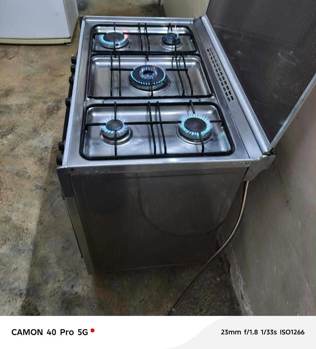 طباخ كريازي شغال فووول نظيف حيل ٢٥٠

نص مكتوب في الصور:
- CAMON 40 Pro 5G 23mm f/1.8 1/33s ISO1266