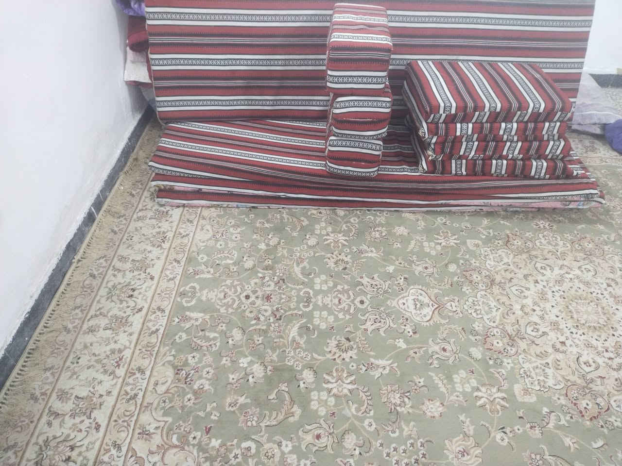 جلسه عربيه سدو نظيفه جدا 4دوشك4مخدات3مساند للاتصال وات ساب،***********
